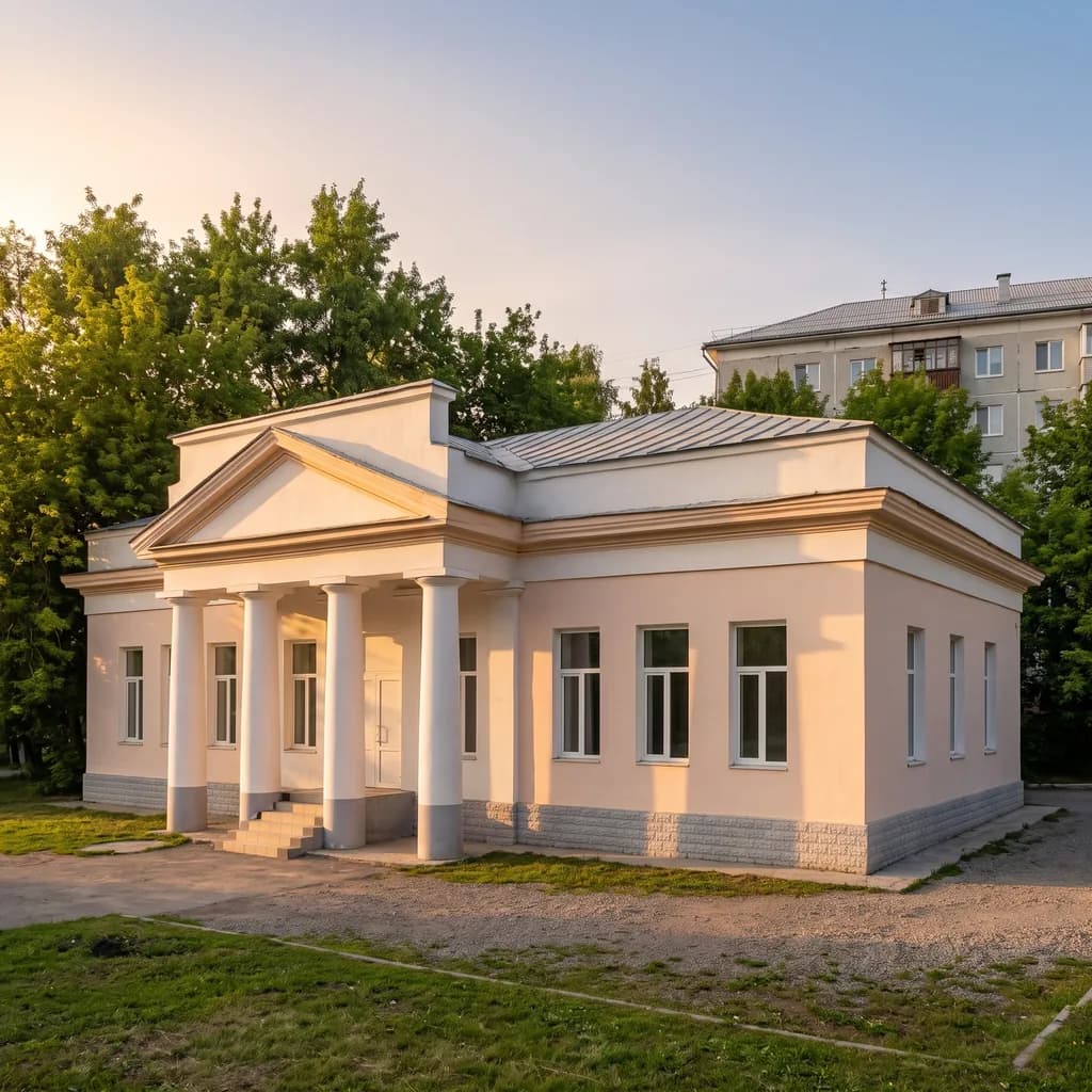 Одноэтажное здание с колоннами в золотой час