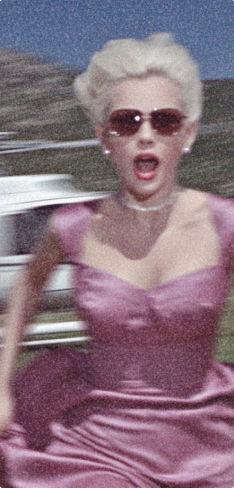 Блондинка в блестящем платье бежит по городу, вертолёт на фоне