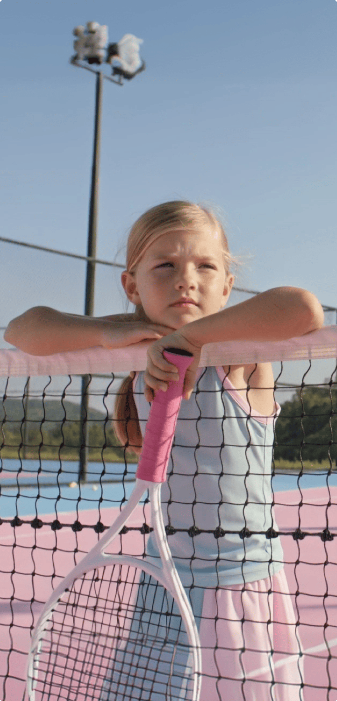 Портрет блондинки у теннисной сетки — Nano Banana Pro