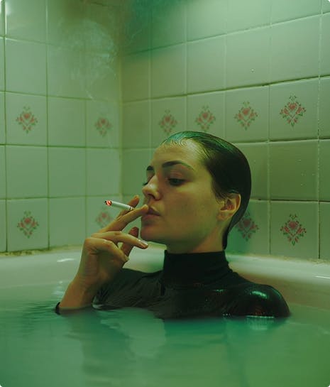 Женщина в скафандре в ванной — сюрреализм, Nano Banana